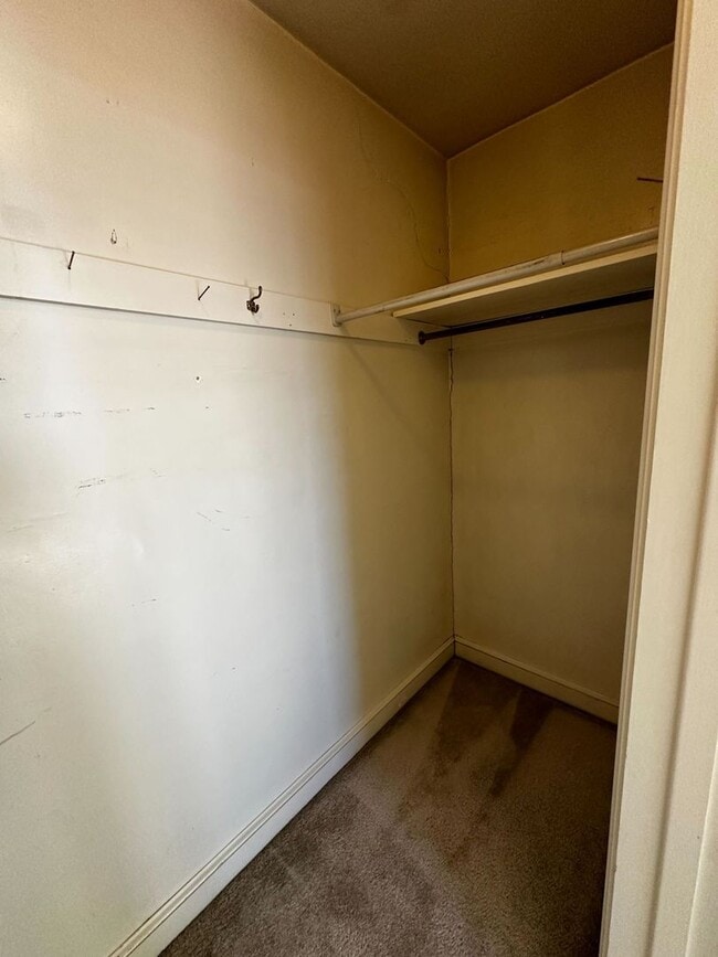 Building Photo - Spacious 2 Bedroom Home with Sunroom and Plenty of Storage!