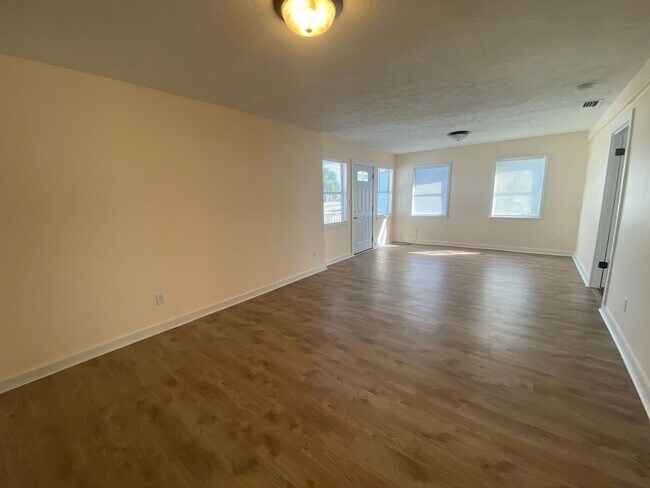 Building Photo - Charming 3Bed/2Ba Duplex Unit Conveniently...