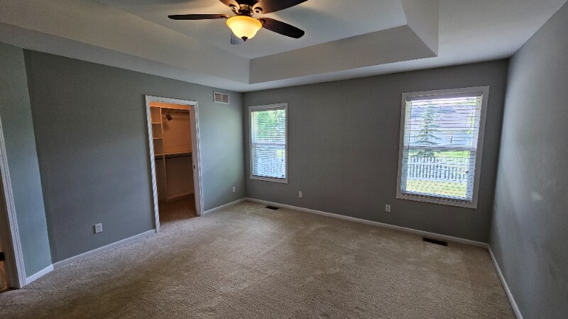 Building Photo - 647 Knolls St W