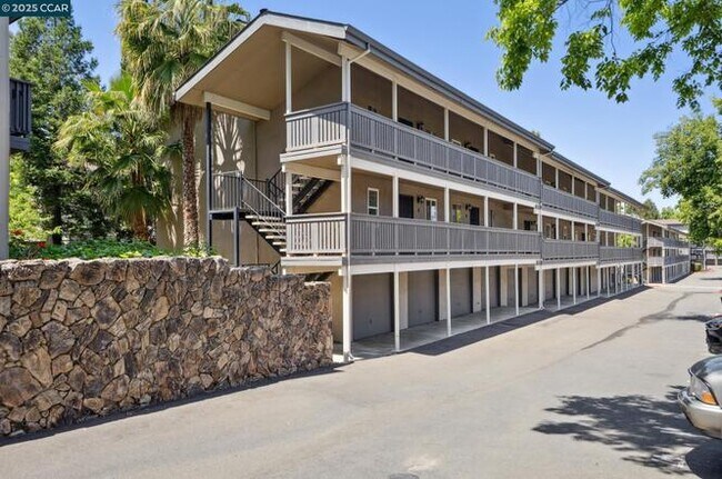 Building Photo - 3847 Vineyard Ave
