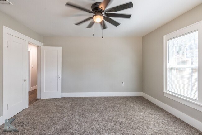 Building Photo - XL HOME!  3 bed, 1 bath, LOTS OF ROOM!