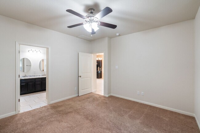 Building Photo - Modern single-story condo - Available now!