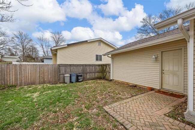 Building Photo - 215 Shadyoak Dr