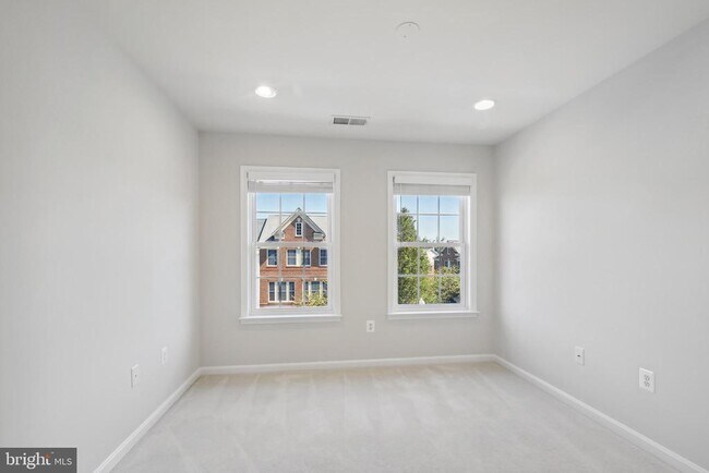 Building Photo - 47581 Royal Burnham Terrace