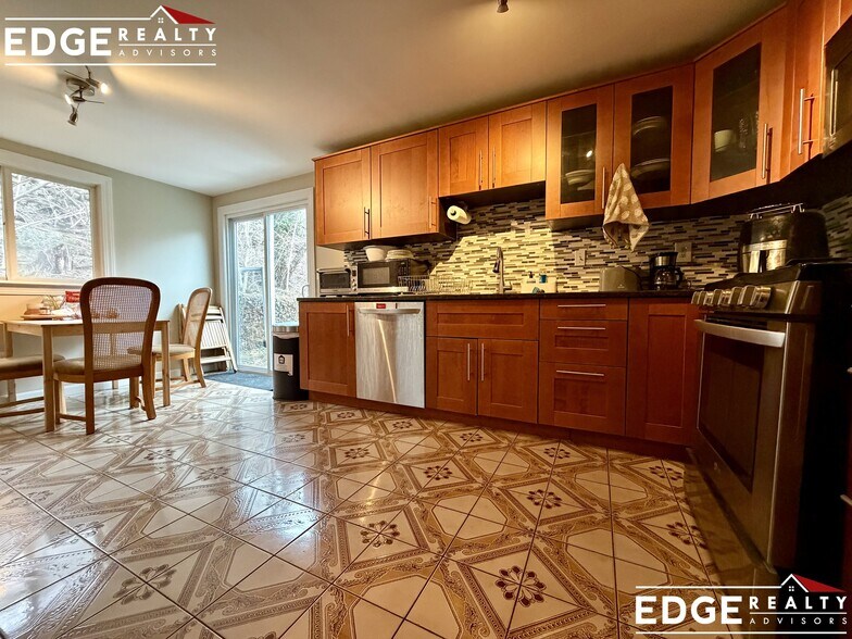 Building Photo - 191 Kenrick St