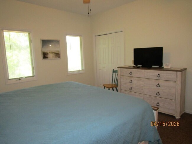 Building Photo - 1221 Lake Dr