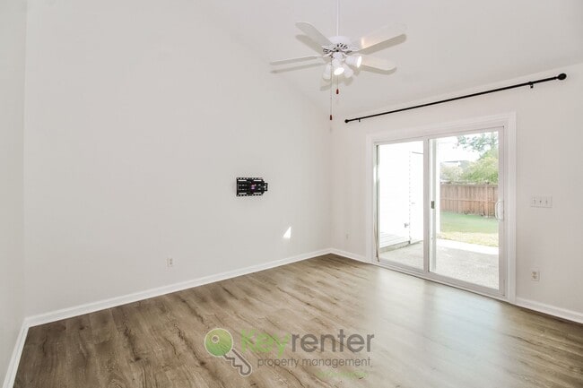 Building Photo - $500 Off 1st Month's Rent - Beautiful Townhome - 2 Br/2 Bath, Pet-Friendly. Just minutes from The...