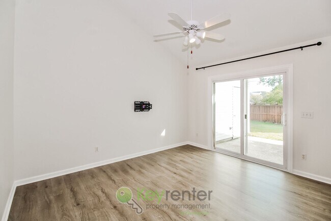 Building Photo - Beautiful Townhome - 2 Br/2 Bath, Pet-Friendly. Just minutes from The Pointe in Wilmington!