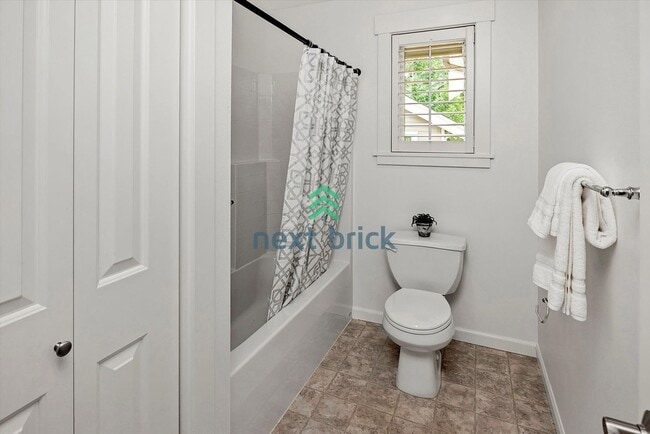 Building Photo - Spacious Home in Desirable Bellevue Neighb...