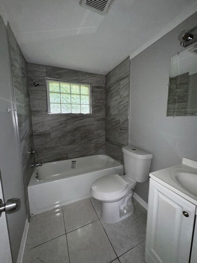 Building Photo - This cozy 2 bedroom 1 bath home in Holiday!