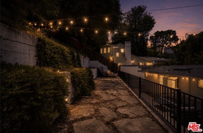 Building Photo - 8876 Wonderland Ave