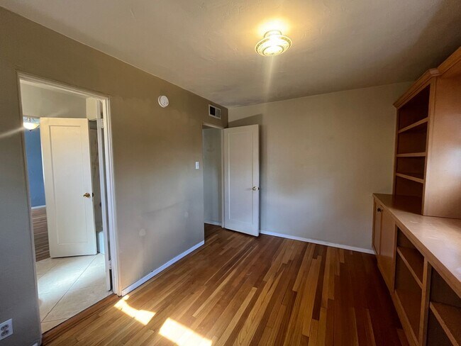 Building Photo - Quaint 3 Bedroom 2 Bathroom Home In The NE!