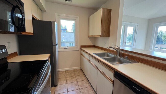 Building Photo - Lake Hood views!  (2) Bed / (2) Bath Condo...