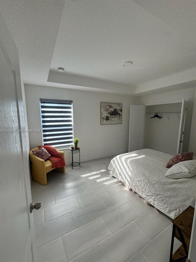 Building Photo - 649 N Lincoln St