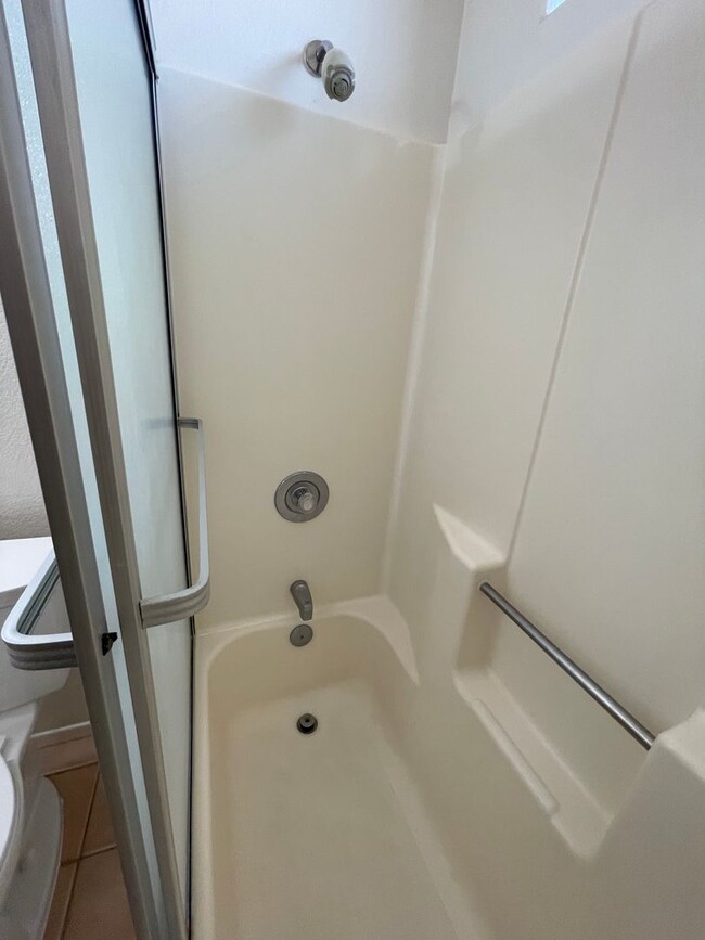 Building Photo - Victorville- Beautiful 3 Bedroom Home in G...