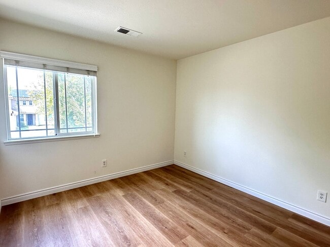 Building Photo - Spacious Family Oasis in the Heart of East...