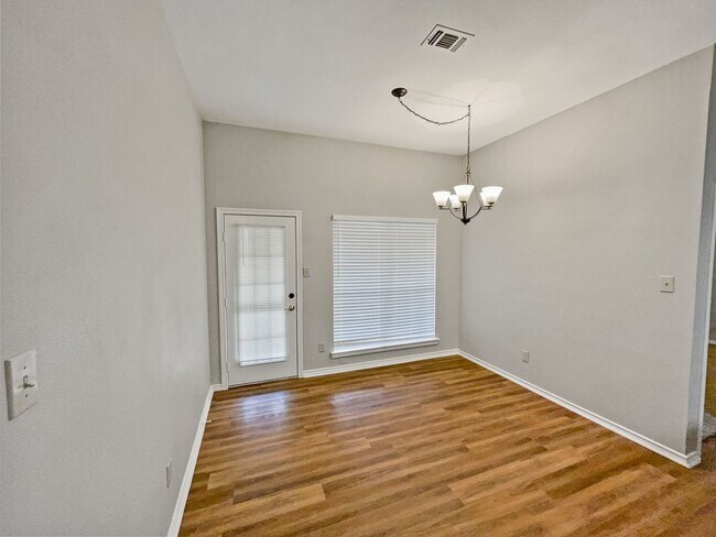 Building Photo - Charming 3 Bed, 2 Bath Home in Prime Fort ...