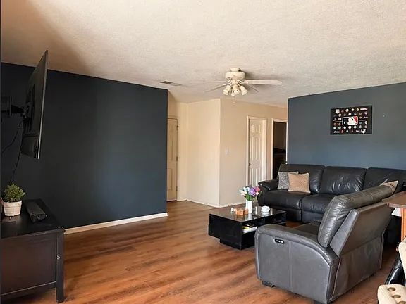 Building Photo - "Charming 3-Bed Oasis with 2 Baths in Los Lunas – 1216 Sq Ft of Cozy Living!"