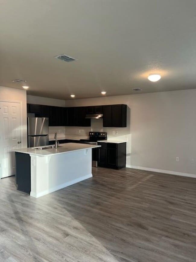 Building Photo - Beautiful 2 Bedroom 2 Bath Duplex Located ...