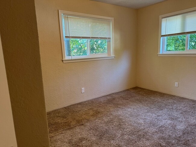 Building Photo - Well maintained home, recent upgrades, cut...