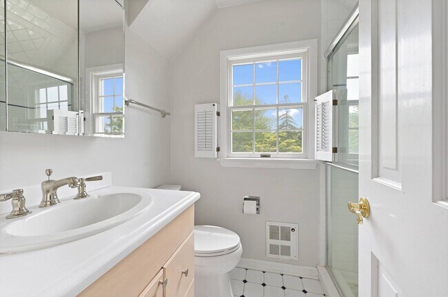 Building Photo - 35 Toylsome Ln