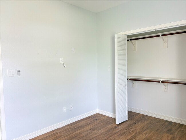 Building Photo - 16210 Longwood Spr