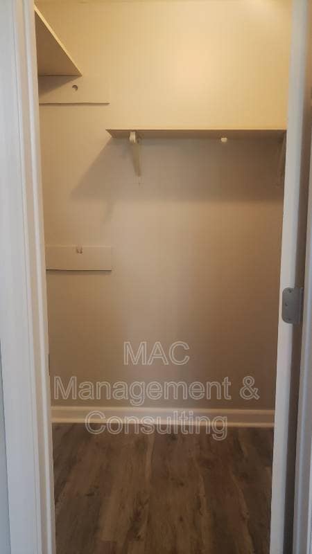 Building Photo - 1550 Lake Villa Cir