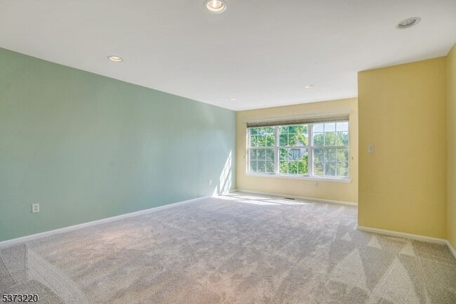 Building Photo - 168 Gladstone Dr