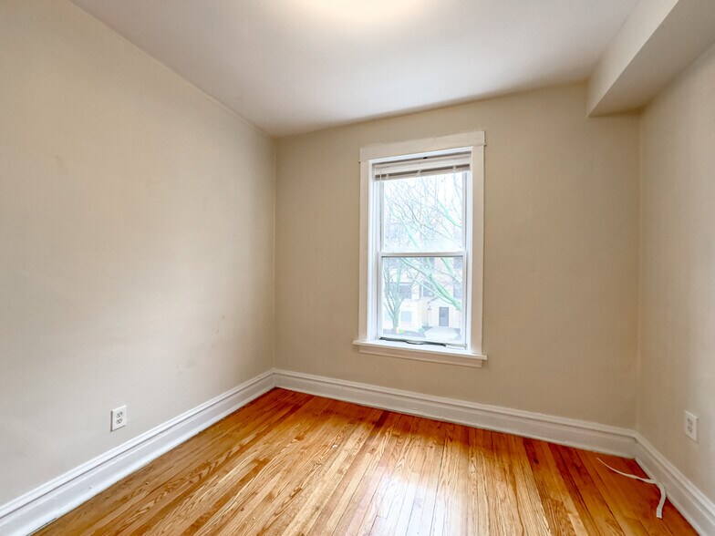 Building Photo - 5000 N Sawyer Ave