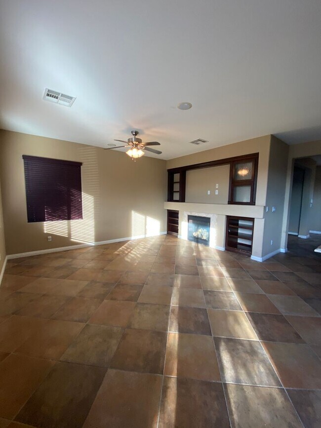 Building Photo - Fabulous Former Model Home!