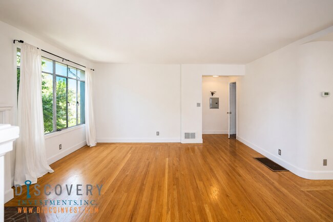 Building Photo - Charming Adams Point One Bedroom Condominium