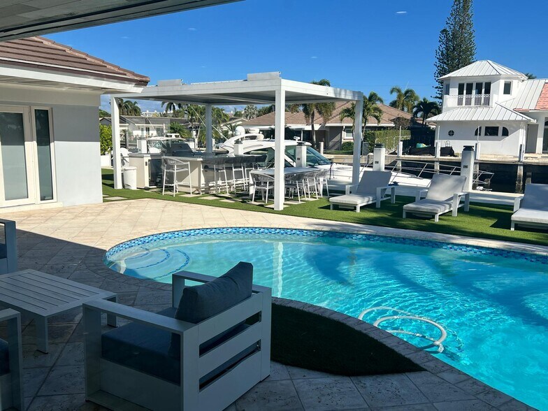 Building Photo - 5510 Bayview Dr