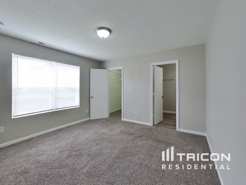 Building Photo - 2347 Middle View Dr