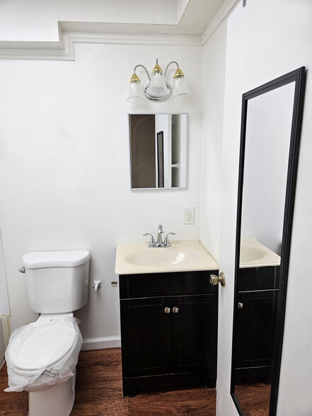 Bathroom - 993 National Rd