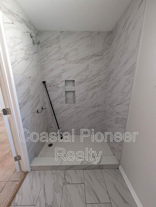 Building Photo - 5828 3rd St E