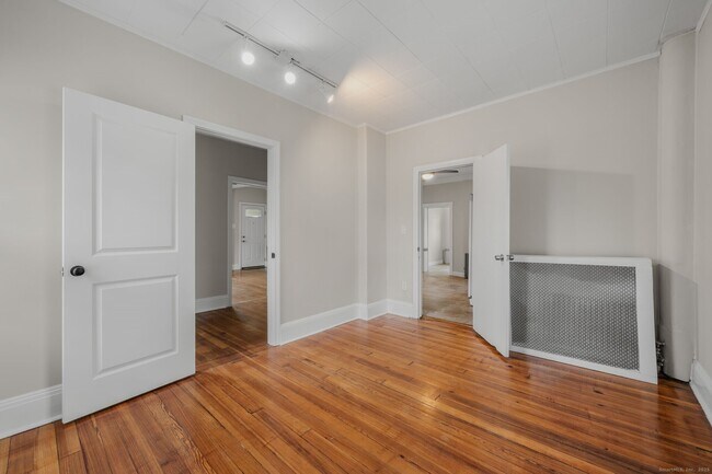 Building Photo - 245 Willetts Ave