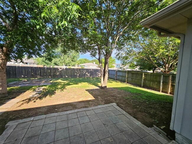 Building Photo - 202 N Pauley Dr