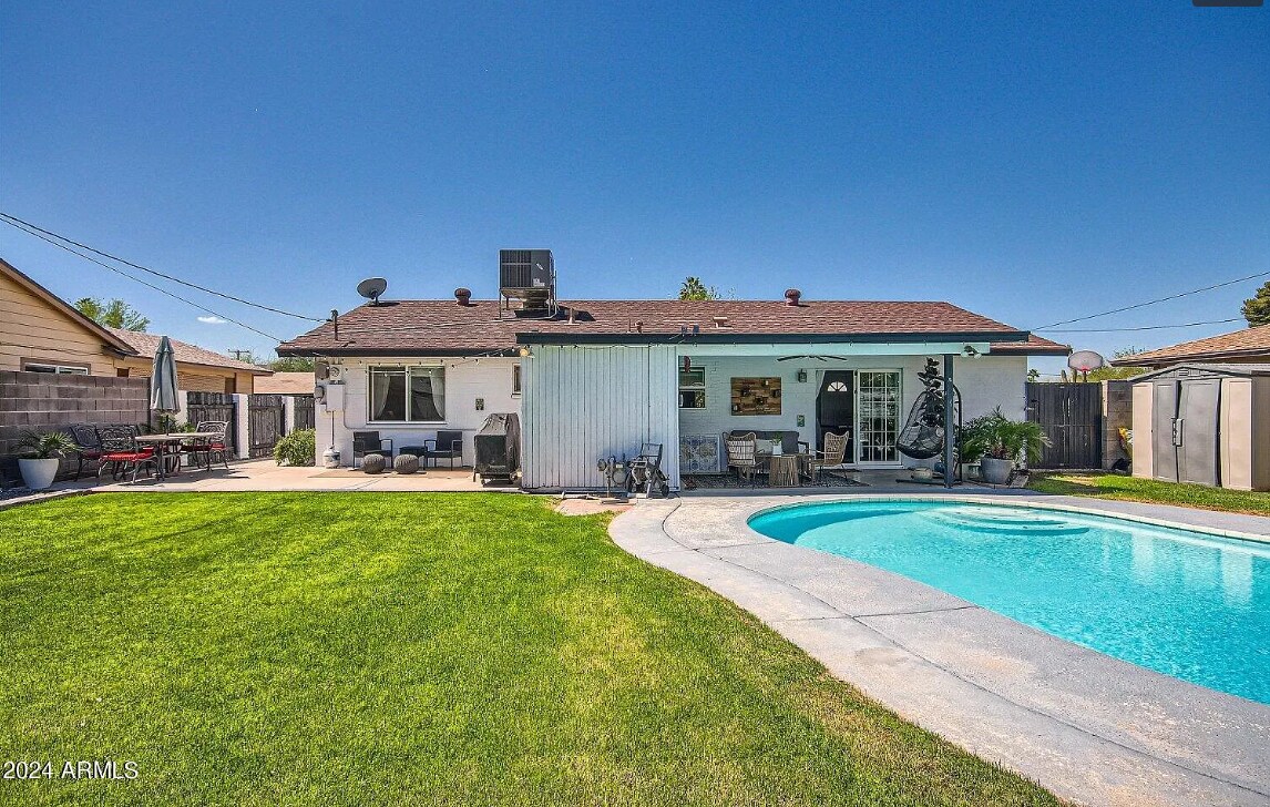 Building Photo - 422 E Balboa Dr