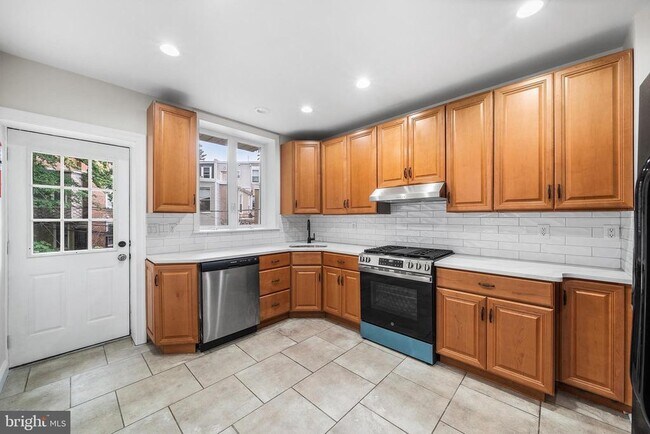 Building Photo - 619 S 42nd St