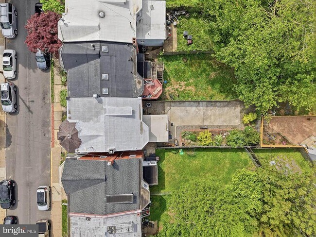 Building Photo - 406 W 20th St