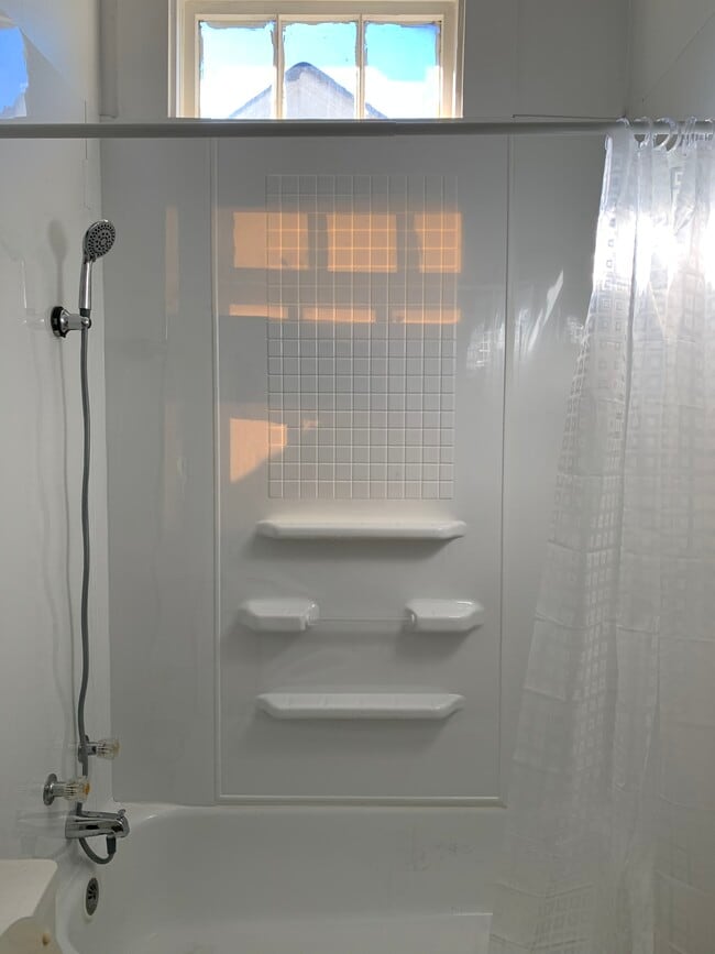 Tub/shower - 654 Jordan St