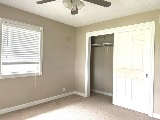 Building Photo - 1402 Lakeview Dr