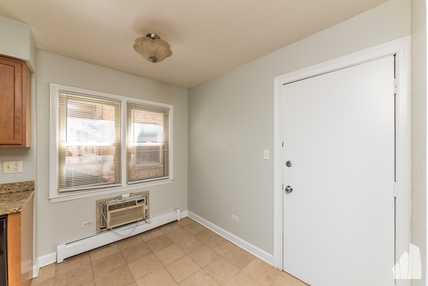 Building Photo - 4540 N Wolcott Ave