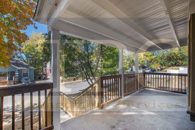 Building Photo - Renovated Home Nearby to KCMO Plaza