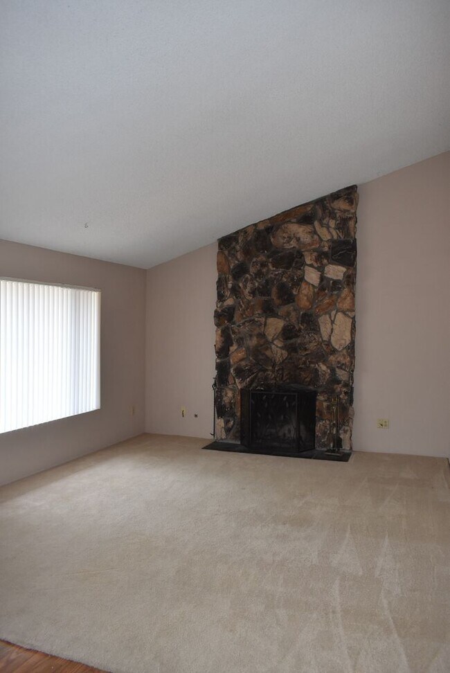 Building Photo - Single Story 3 Bed 2 Bath Home in Poway- S...