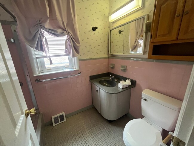 Building Photo - 3 bed room 1.5 bath