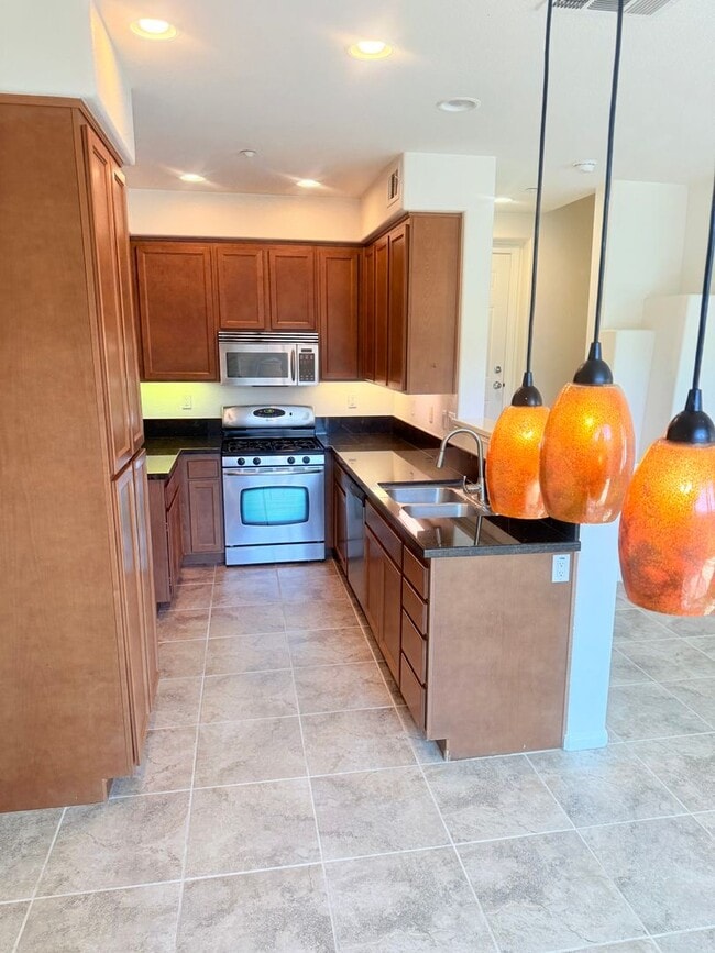 Building Photo - 3 bed 2 car garage condo for rent in Murrieta