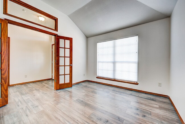Building Photo - 517 Lone Oak Dr