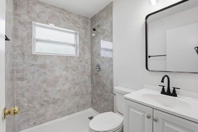 Building Photo - Prime NW Location!