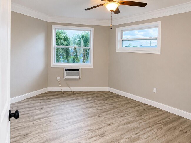 Building Photo - 1723 NE Miami Gardens Dr
